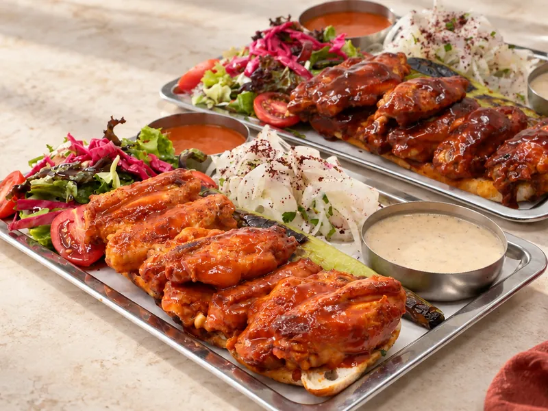 Buffalo ve barbekü soslu kanat tepsileri
